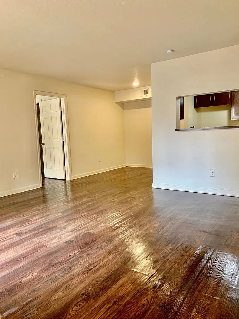 2 bed, 2.0 bath, 937 sqft, $1,000 — Photo 2
