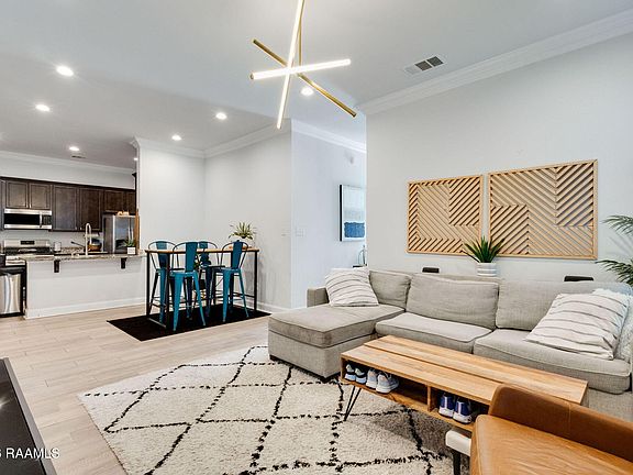 3rd image of 403 Sparrowhawk St