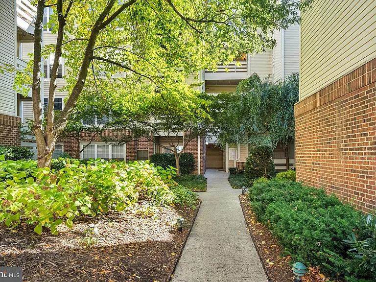 240 S Reynolds St #411 — Photo 4