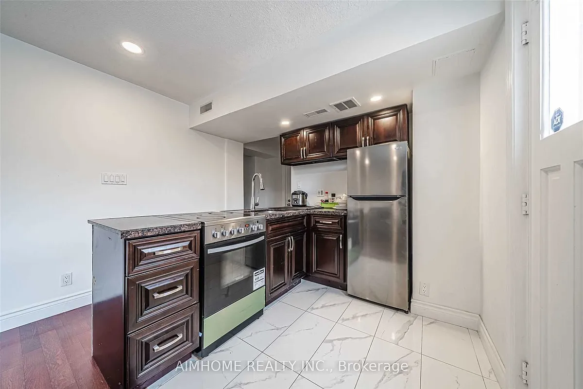 Building Photo - 75 Kingslake Rd #-LOWER