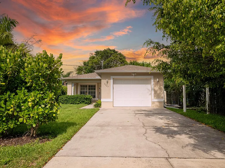 2247 Pineland Ave — Photo 47