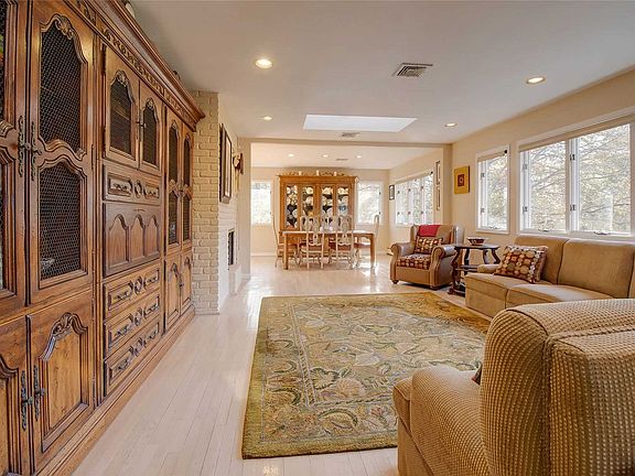 4th image of 55 Soundview Dr