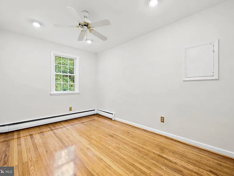 412 Yorkshire Rd — Photo 13