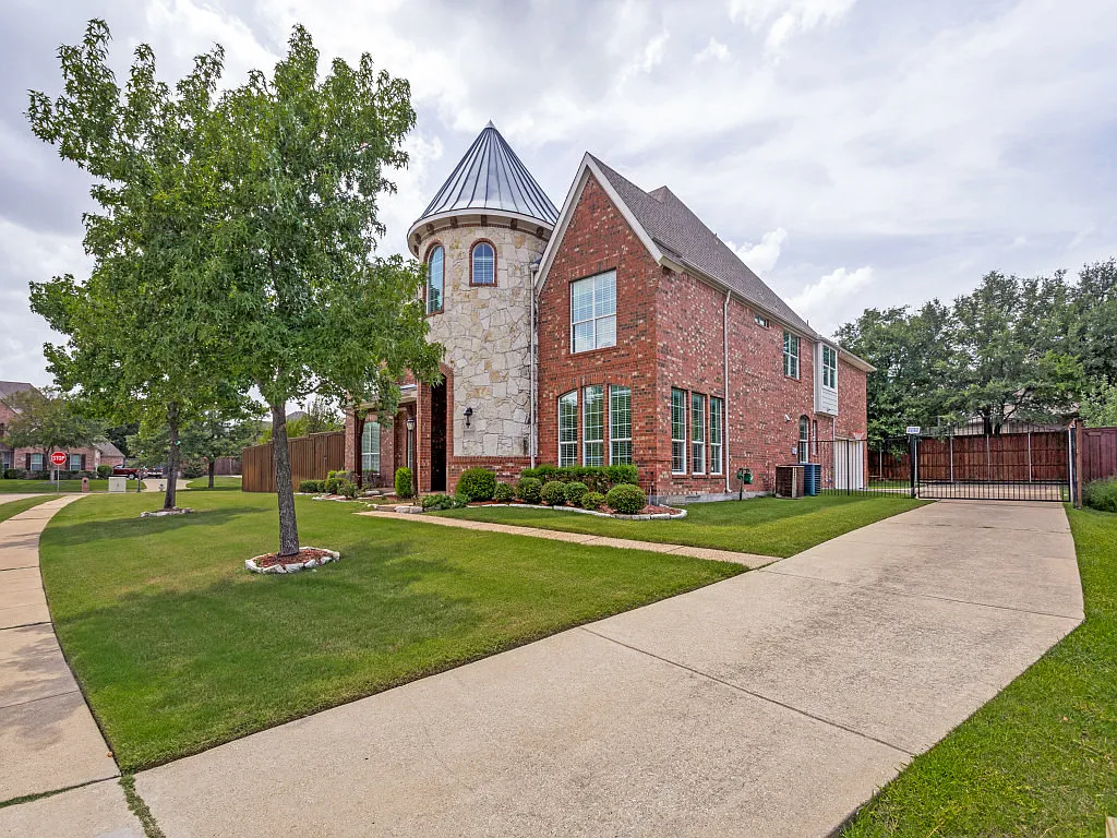 5 bed, 4499 sqft, $4,500 — Photo 2