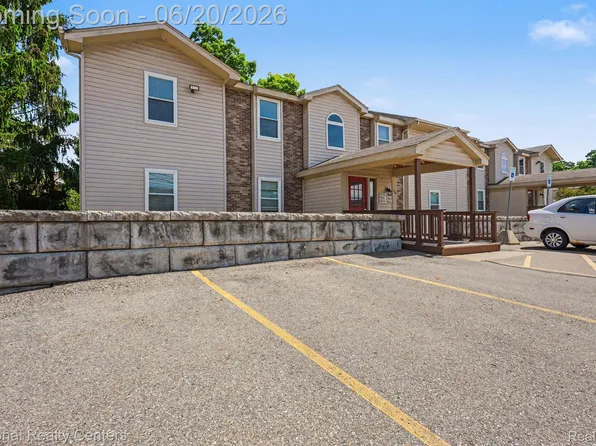 5076 Harbor Oak Dr, Waterford, MI 48329