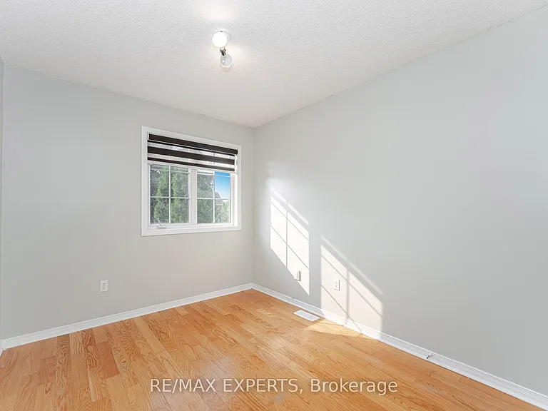 82 Twin Pines Cres — Photo 18