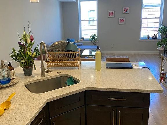 4th image of 1520 Catharine St #2F
