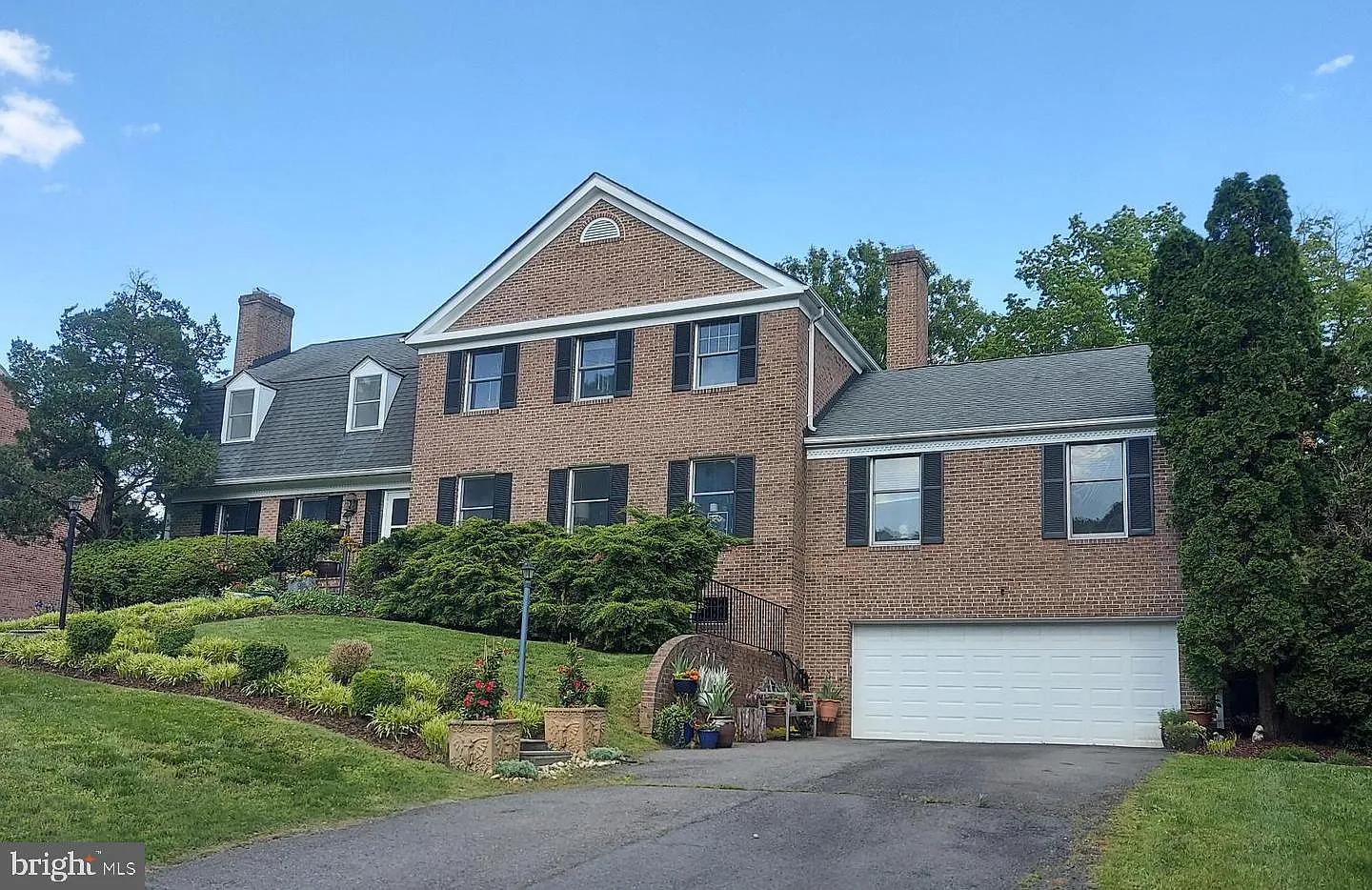 4 bed, 4.5 bath, 3852 sqft, $5,900 — Photo 2