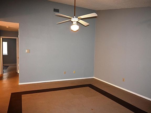 3rd image of 817 Lexington Rd