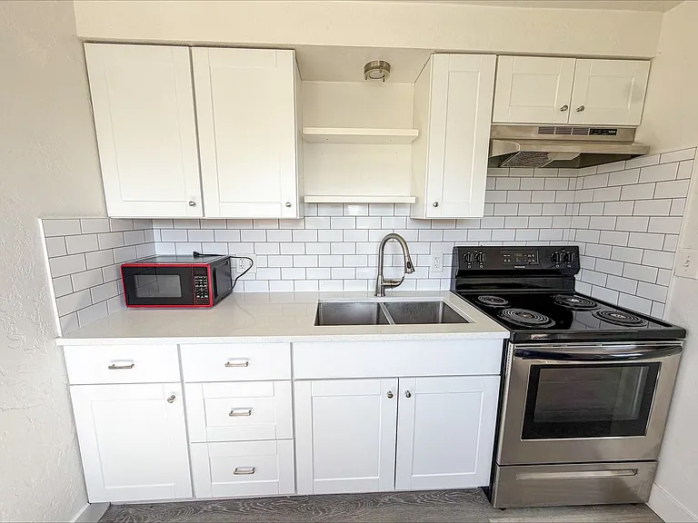 2560 Adams Ave — Photo 3