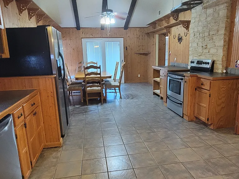 1204 Lakeside Dr W — Photo 4