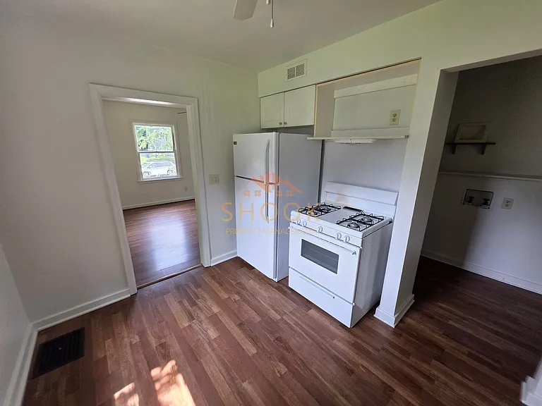 1600 Ferry St — Photo 6