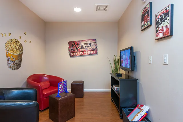 Parkwood Pointe Apartments — Photo 31