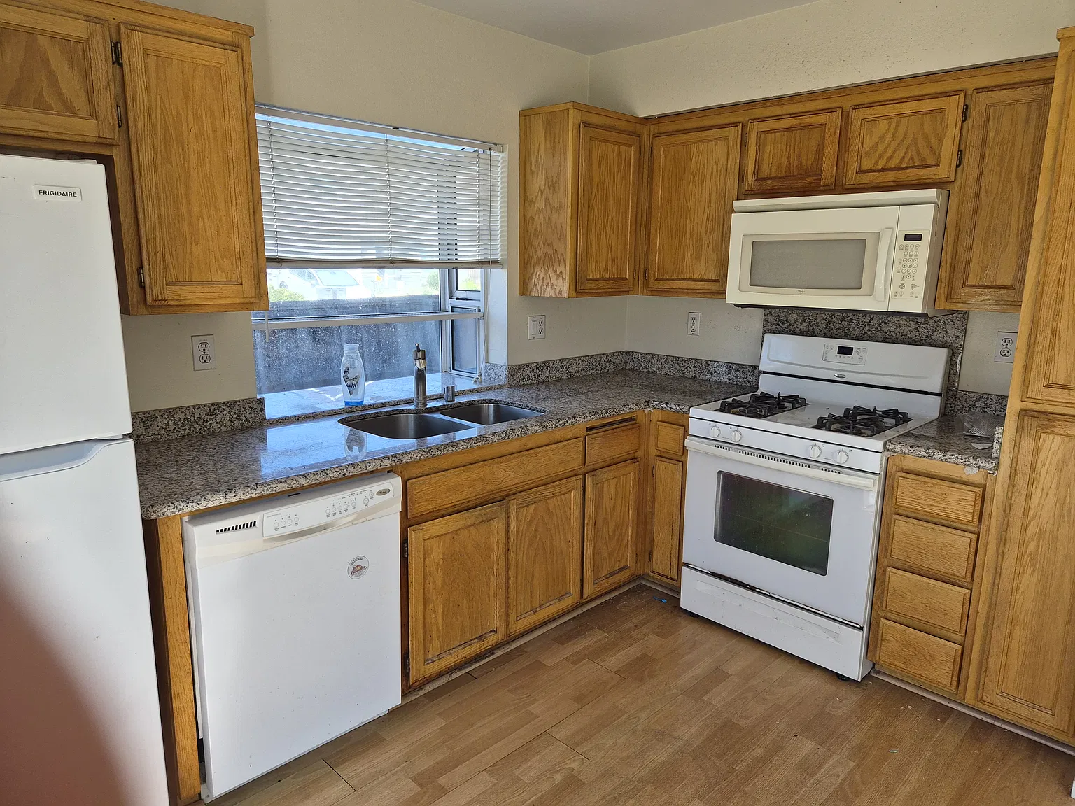 3 bed, 2.5 bath, 1333 sqft, $4,200 — Photo 3