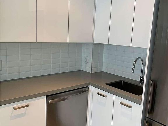 4th image of 608 Richmond St #706
