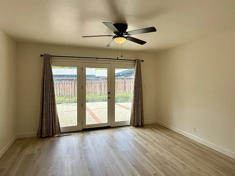 390 Howard Dr — Photo 7