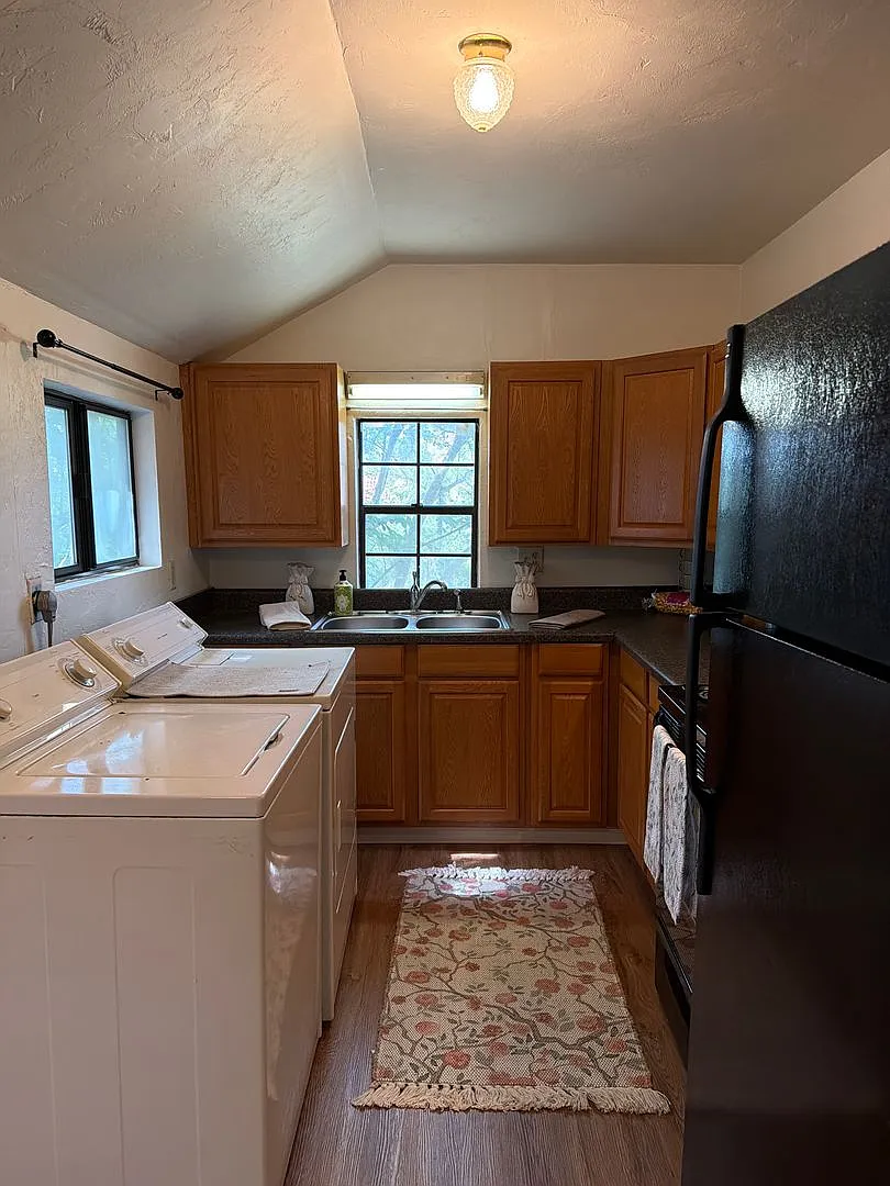 Beautiful downtown quad. 1 and 2 bed units available now. Pets allowed. — Photo 4