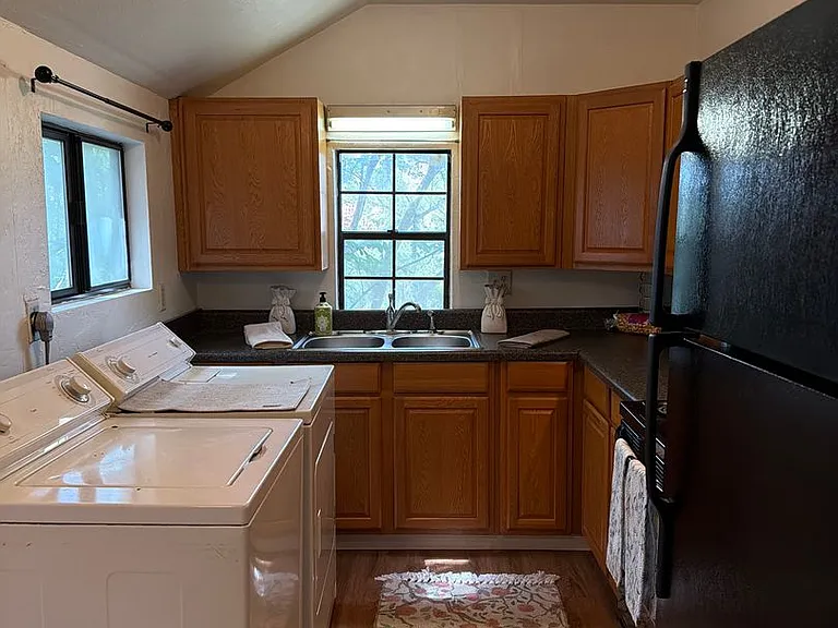 Beautiful downtown quad. 1 and 2 bed units available now. Pets allowed. — Photo 39
