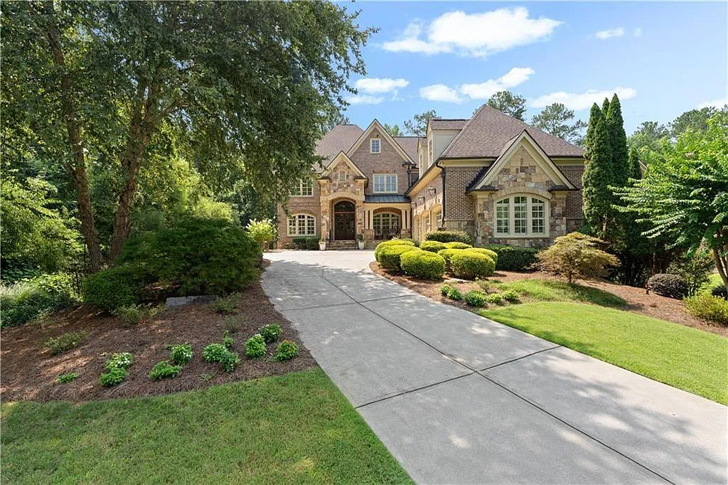 6 bed, 5.5 bath, 8738 sqft, $7,900 — Photo 1