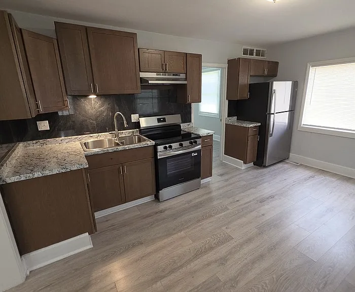 1332 S Pleasant St — Photo 7