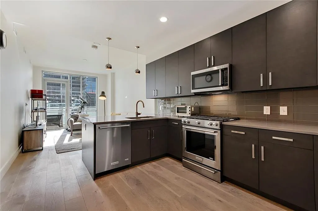 1 bed, 1.0 bath, 689 sqft, $3,200 — Photo 2