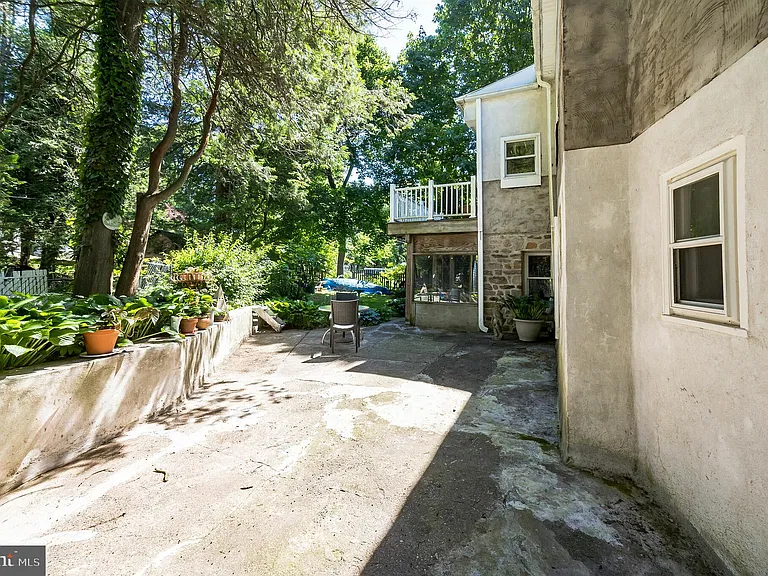 800 E Cathedral Rd #2 — Photo 25