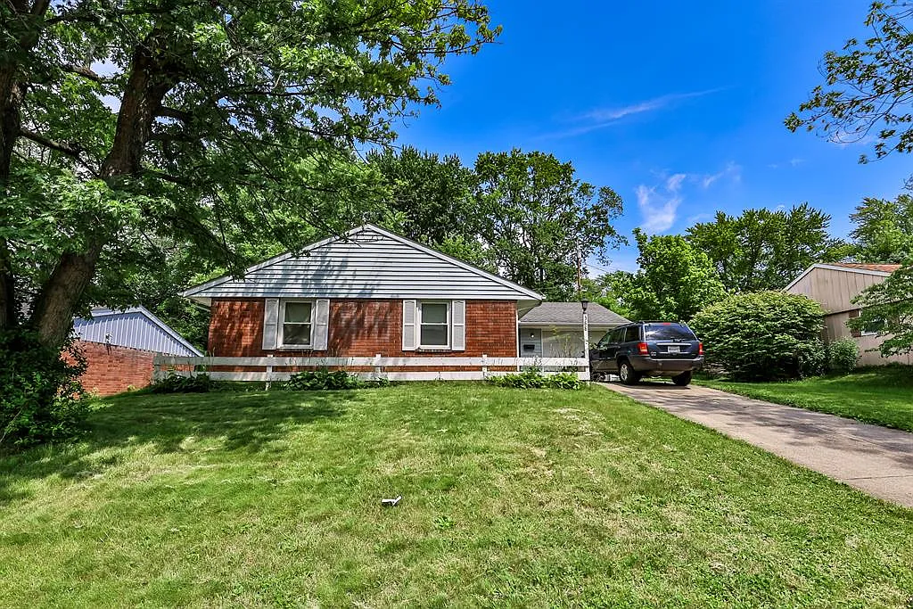388 Martha Dr photo 1