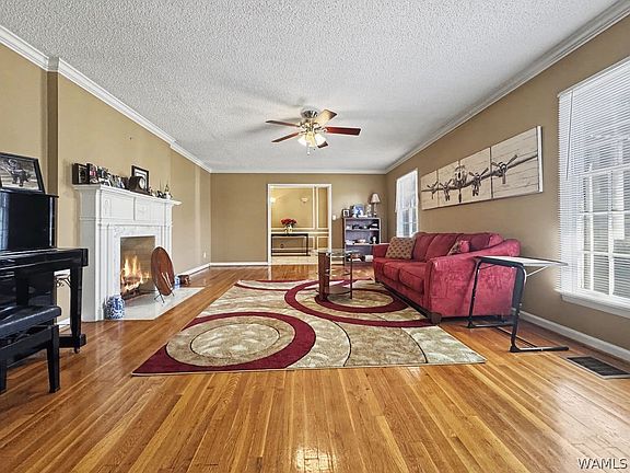 5th image of 220 4th St SE