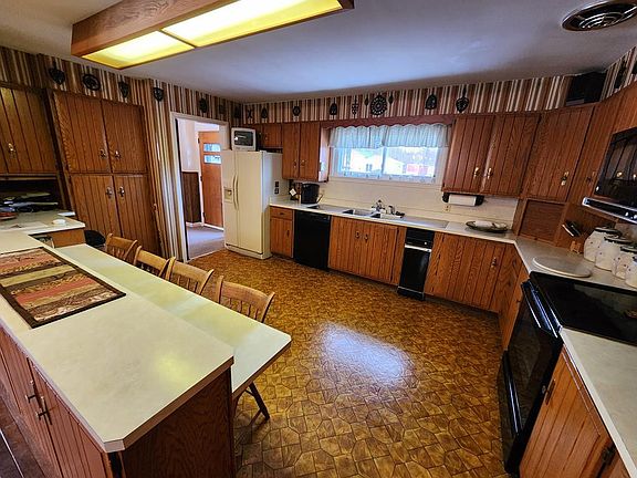 5th image of 856 Mountain View Dr