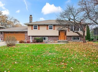 370 W Walnut St, Roselle, IL