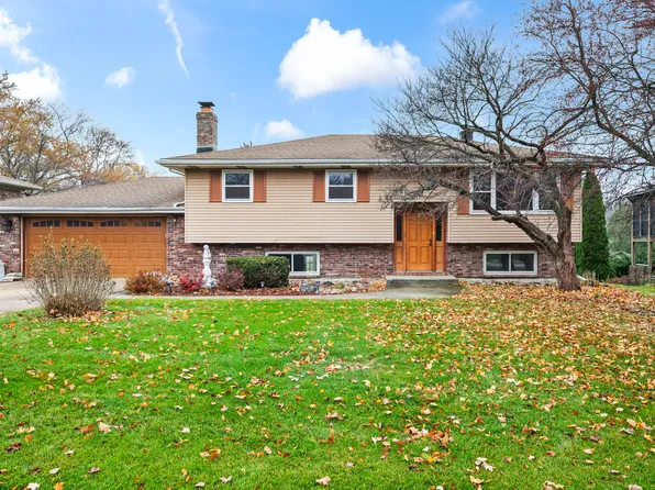 370 W Walnut St, Roselle, IL 60172