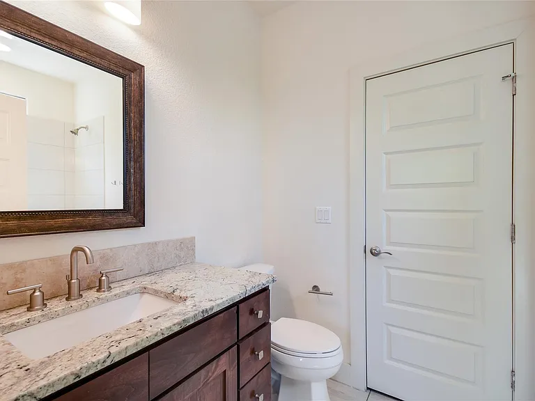 18400 Lakepoint Cv — Photo 32
