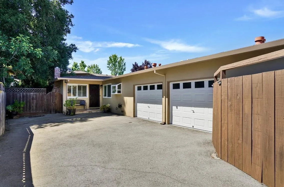 124 Oakwood Dr — Photo 1