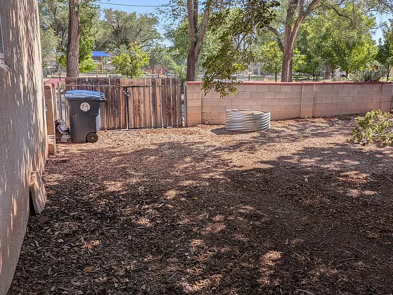 801 Valencia Dr NE — Photo 23