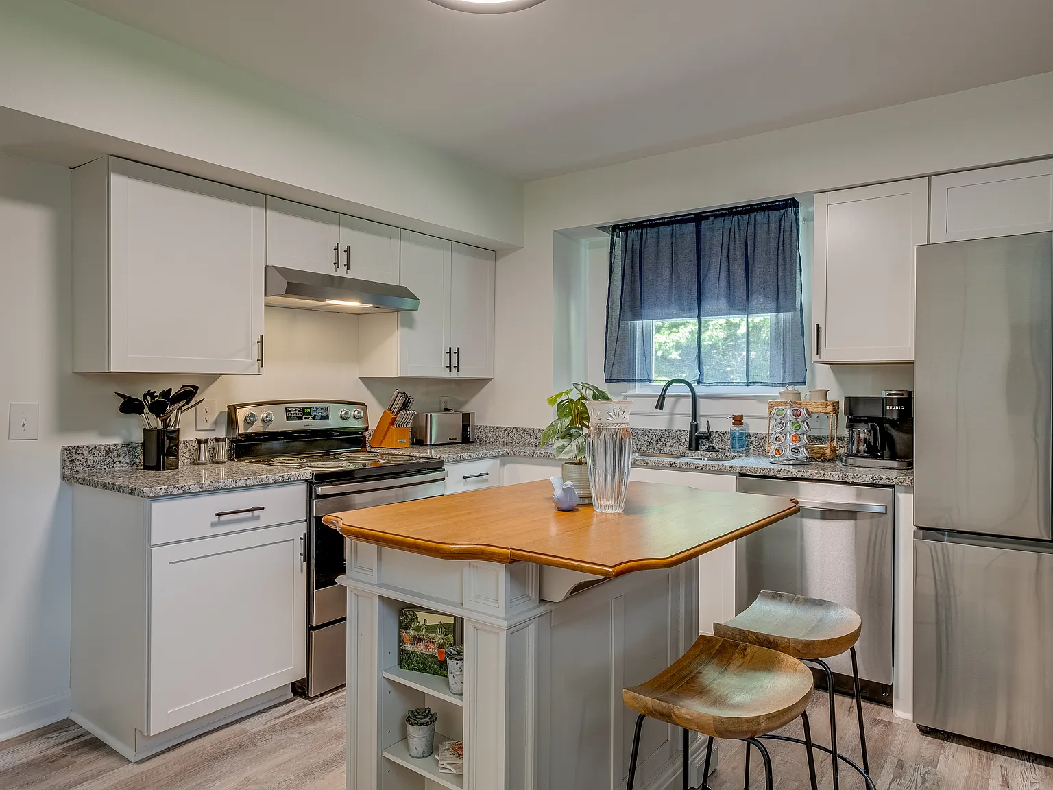 3 bed, 1200 sqft, $4,490 — Photo 3