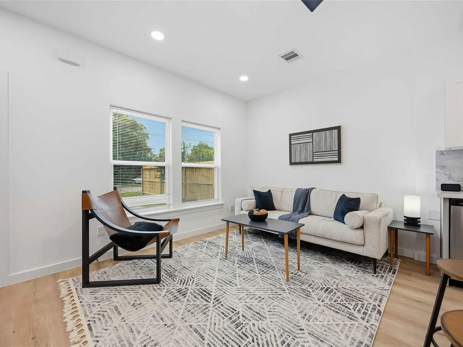 3 bed, 2.5 bath, 2425 sqft, $1,690 — Photo 2