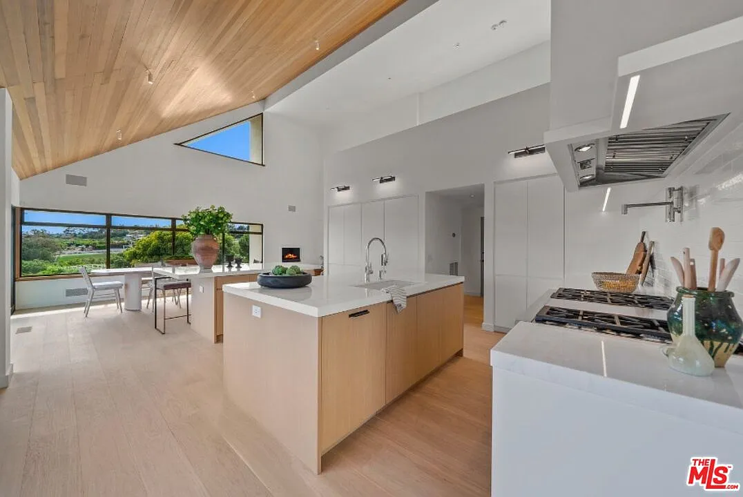 4 bed, 4.5 bath, 3699 sqft, $30,000 — Photo 4