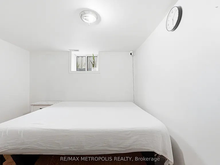 312 Palmerston Ave #BASEMENT — Photo 8