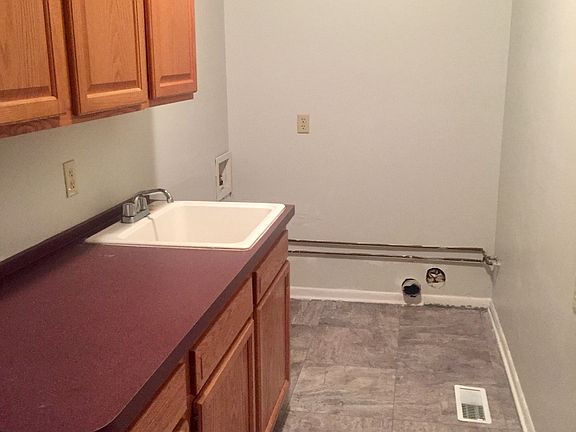 Laundry room with washtub 