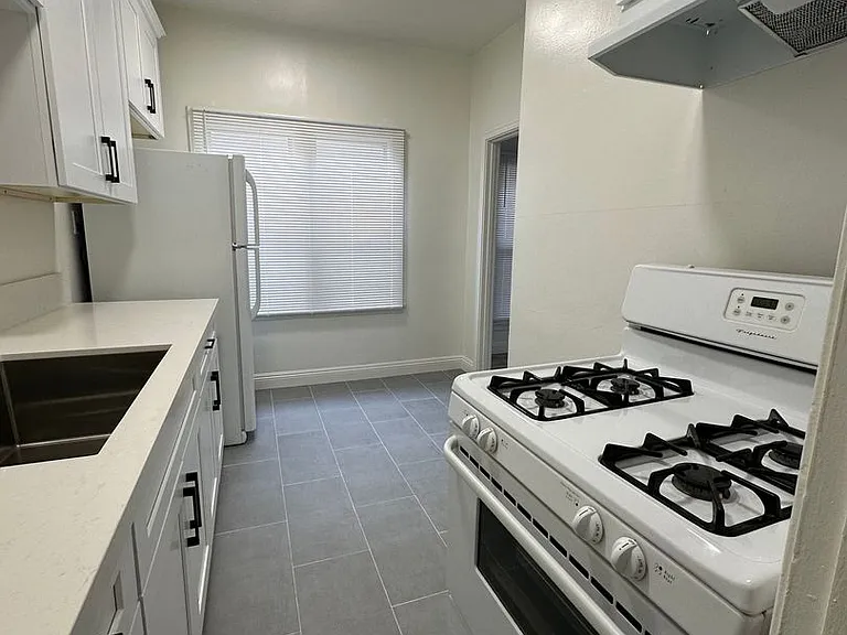 South LA Urban Apartments — Photo 23