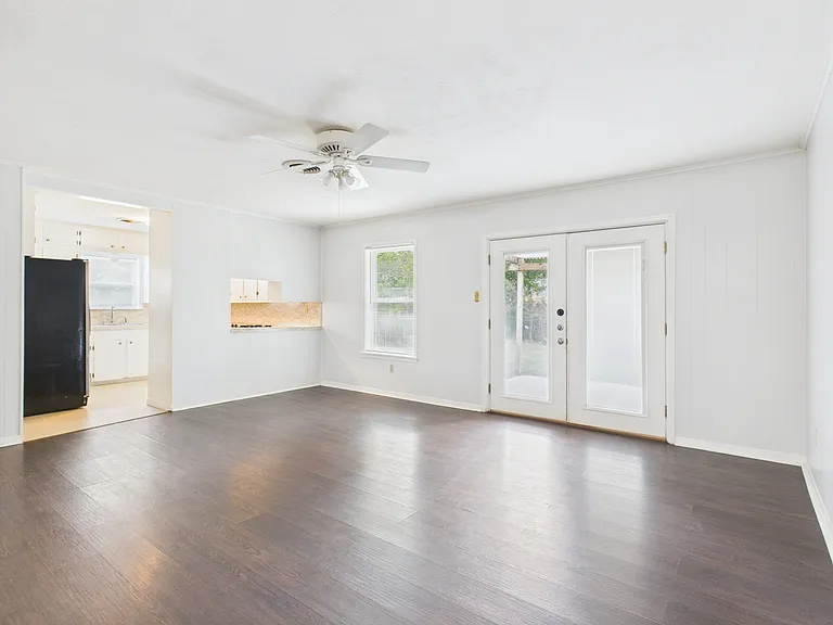 1402 Village Dr — Photo 7