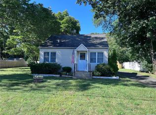 8 Lexington Rd, Shirley, NY 11967