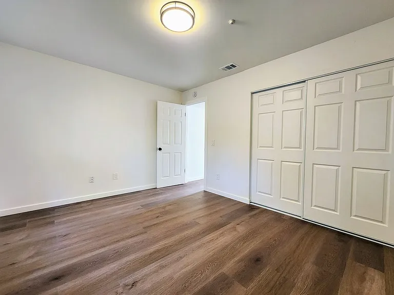 2437 Bethards Dr — Photo 15
