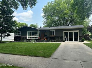 1439 S 17th St, Grand Forks, ND 58201