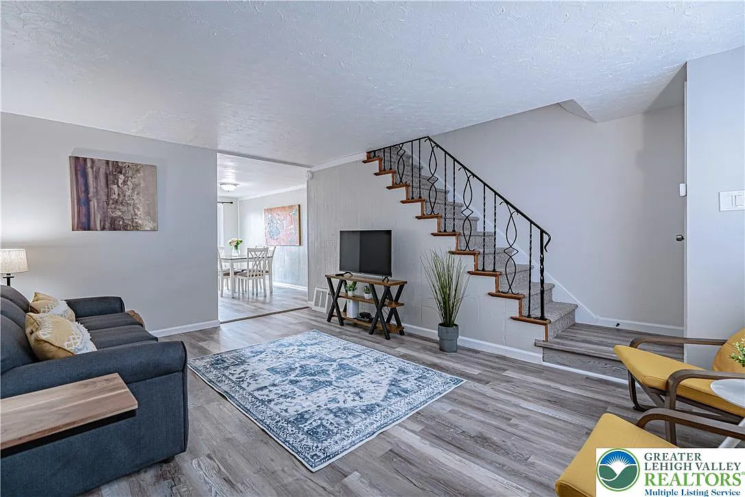 3 bed, 1.5 bath, 1321 sqft, $2,200 — Photo 2