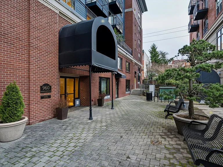 960 Harris Ave #307 — Photo 2