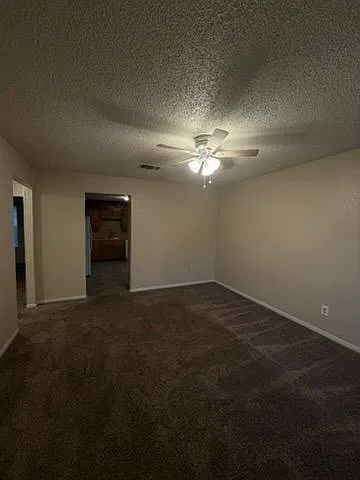 2 Bed / 1 Bath Downstairs Unit Next to City Park! — Photo 3
