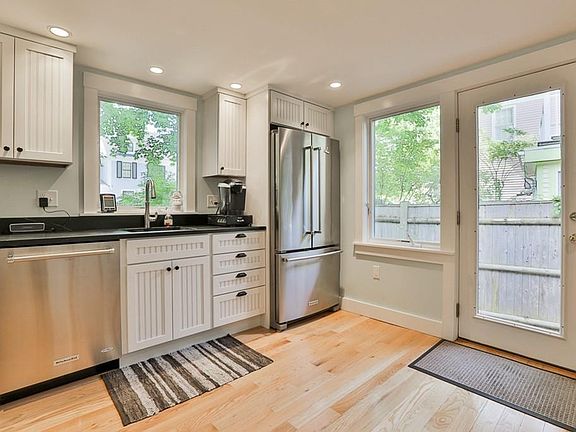 3rd image of 9 Bromfield St