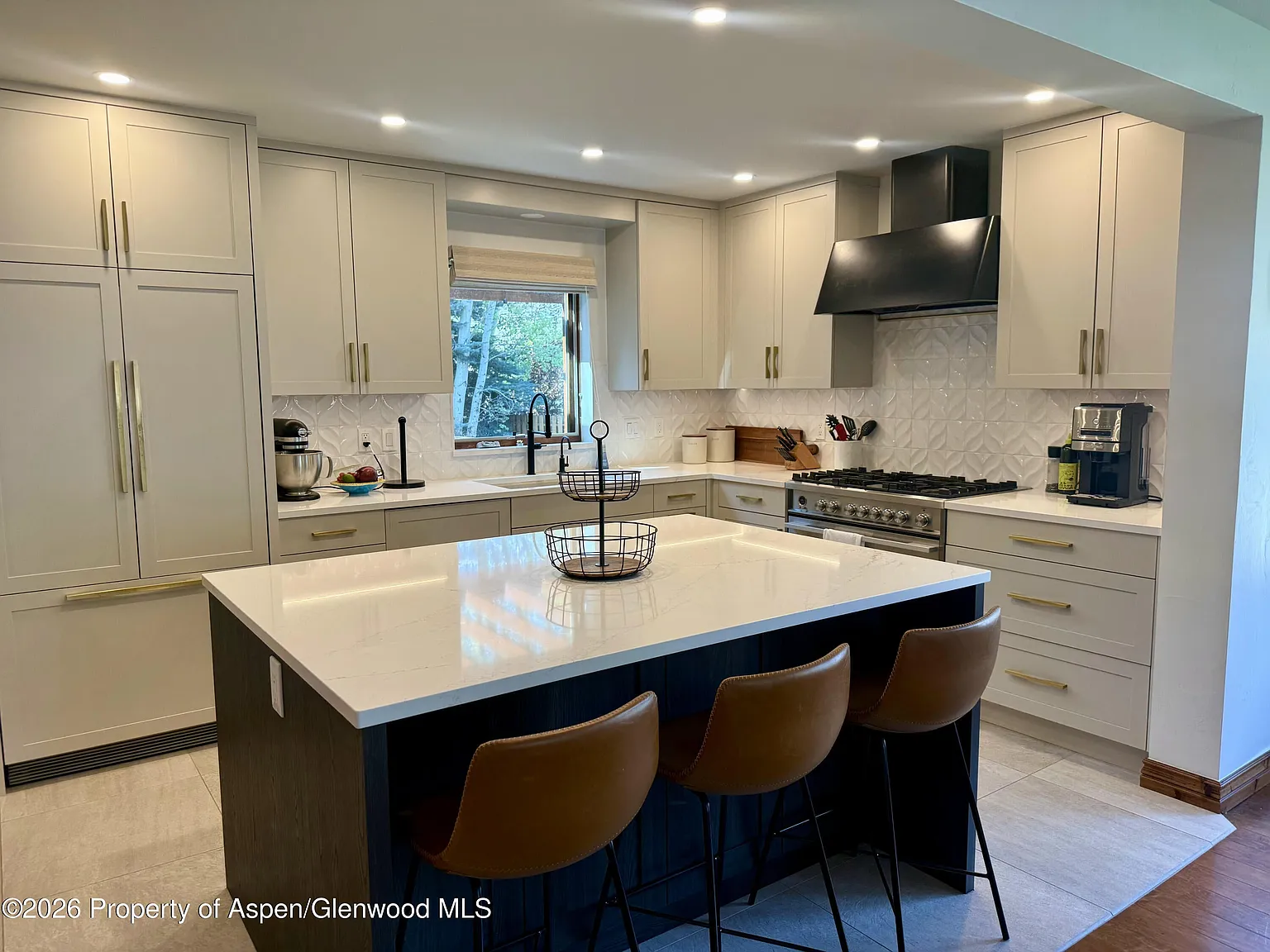 3 bed, 2.5 bath, 2192 sqft, $6,500 — Photo 2