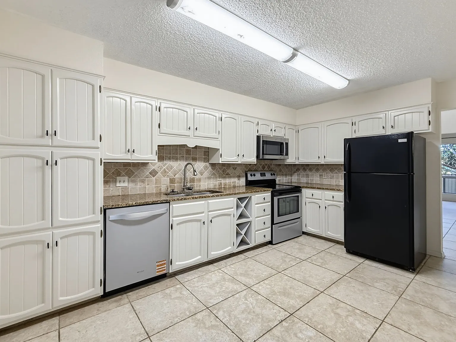 3 bed, 2.5 bath, 1946 sqft, $2,200 — Photo 3
